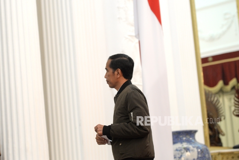 Presiden Joko Widodo meninggalkan  ruangan usai konferensi pers terkait Aksi Damai 4 November di Istana Merdeka, Sabtu (5/11).