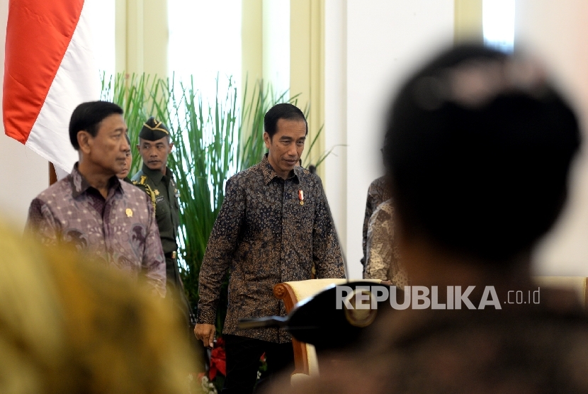 Presiden Joko Widodo memasuki ruangan Sidang Kabinet Paripurna di Istana Bogor, Rabu (4/1)