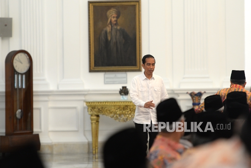 Presiden Joko Widodo memasuki ruangan untuk bertemua dengan organisasi Islam MUI, PBNU, dan Muhammadiyah di Istana Merdeka, Jakarta, Selasa (1/11). (Republika/ Wihdan)