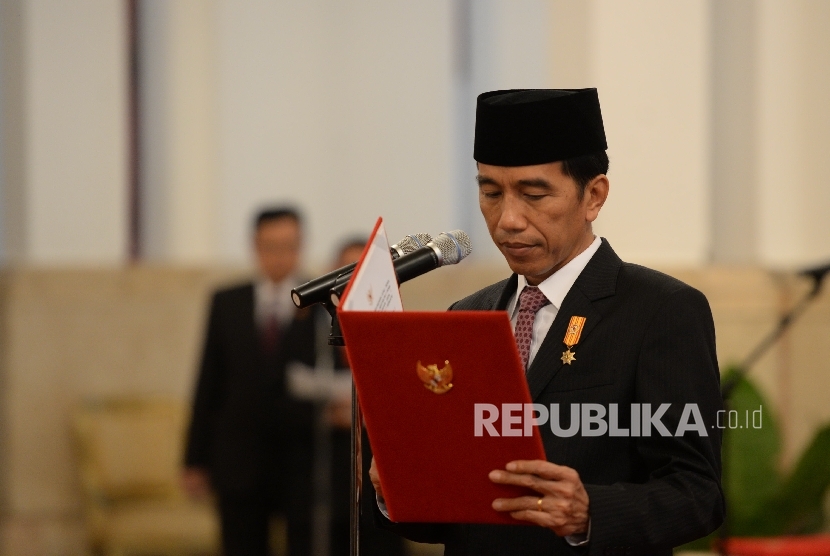 Presiden Joko Widodo membacakan sumpah dan janji jabatan kepada sejumlah Dubes Luar Biasa dan Berkuasa Penuh Republik Indonesia saat acara pelantikan di Istana Negara, Jakarta, Kamis (25/2). 