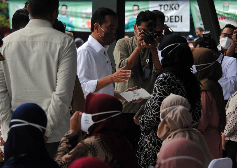Presiden Joko Widodo membagikan Bantuan Langsung Tunai (BLT) subsidi minyak goreng kepada warga di Pasar Rakyat Cisarua, Kabupaten Bogor, Jawa Barat, Kamis (21/4/2022). (Ilustrasi)