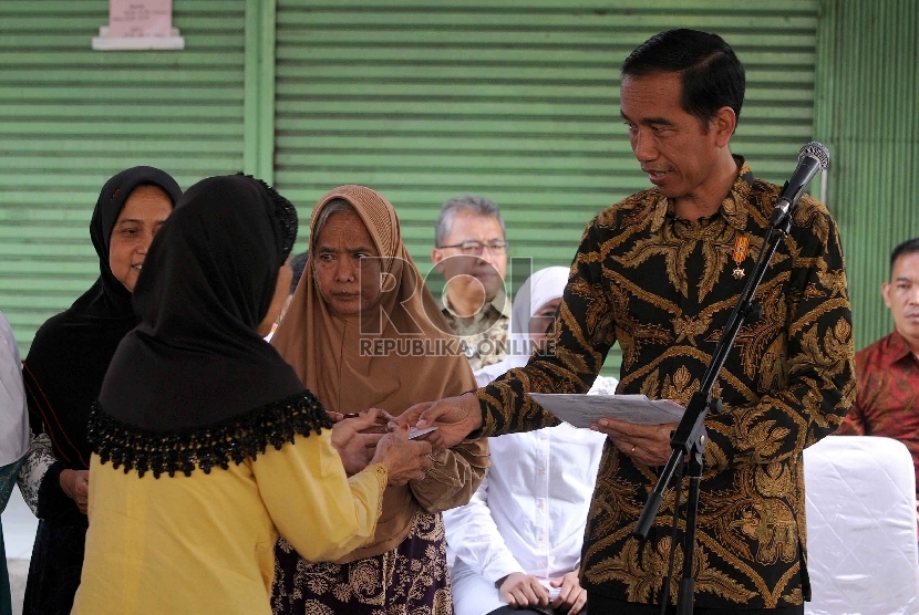  Presiden Joko Widodo membagikan Kartu Keluarga Sejahtera 