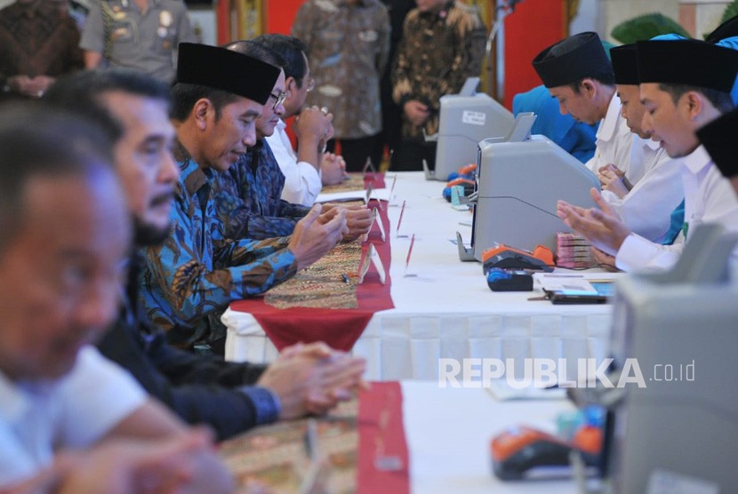 Presiden Joko Widodo membayar zakat penghasilan melalui Baznas di Istana Merdeka, Jakarta, Kamis (16/5).