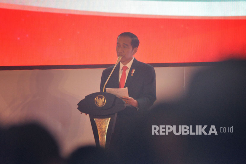 Presiden Joko Widodo memberi arahan saat menghadiri Apel Kasatwil Tahun Anggaran 2017 di Auditorium Cendrawasih Kompleks Akpol Semarang, Senin (9/10).