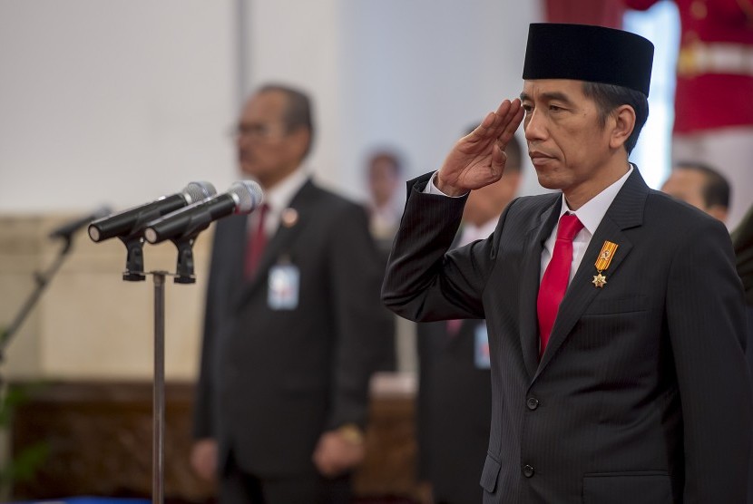  Presiden Joko Widodo memberi hormat ketika lagu Indonesia Raya berkumandang saat Pelantikan Komisi Kejaksaan di Istana Negara, Jakarta, Kamis (6/8).