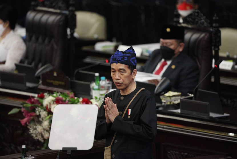 Presiden Joko Widodo memberi salam saat menyampaikan pidato kenegaraan pada Sidang Tahunan MPR Tahun 2021 di Gedung Nusantara, Kompleks Parlemen, Senayan, Jakarta, Senin (16/8/2021). 