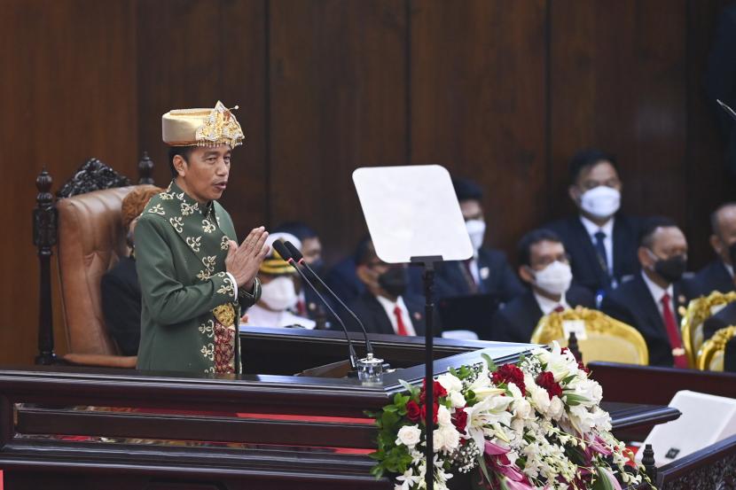 Presiden Joko Widodo memberi salam saat menyampaikan pidato kenegaraan pada Sidang Tahunan MPR dan Sidang Bersama DPR - DPD Tahun 2022 di Gedung Nusantara, Kompleks Parlemen, Senayan, Jakarta, Selasa (16/8/2022).