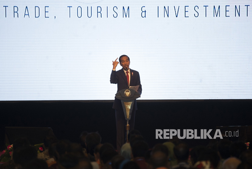 Presiden Joko Widodo memberi sambutan dalam pembukaan Rakernas X APKASI DAN APKASI Otonomi Expo 2017 di Jakarta Convention Center, Jakarta, Rabu (19/7). 