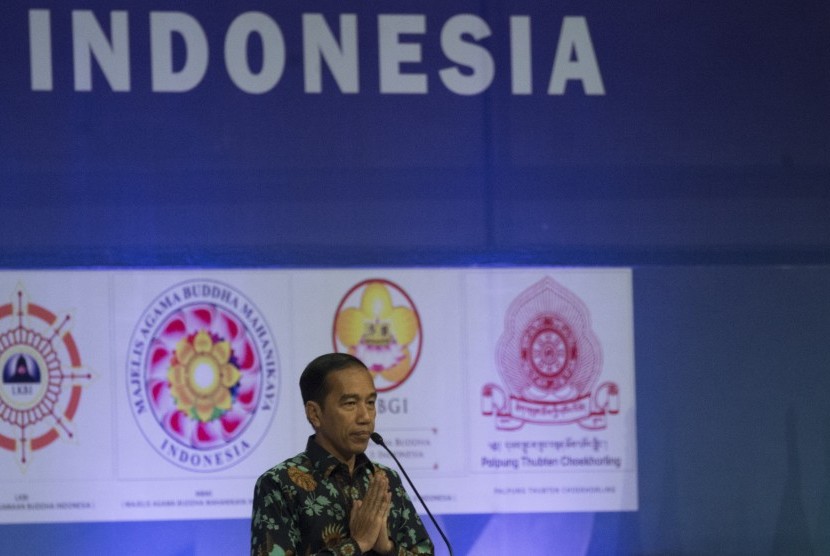 Presiden Joko Widodo memberi sambutan dalam rapat kerja Nasional (Rakernas) Perwakilan Umat Budha Indonesia (Walubi) di JIExpo Kemayoran, Jakarta, Kamis (26/10). 