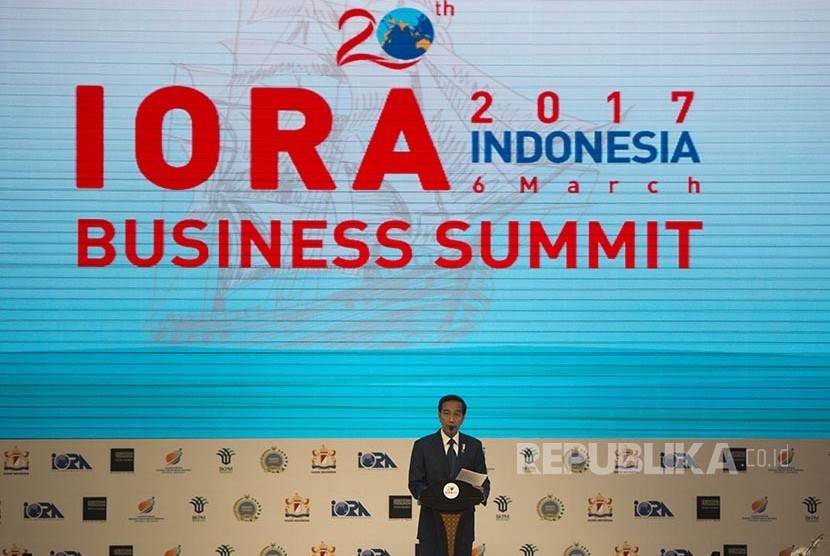 Presiden Joko Widodo memberi sambutan saat membuka  Business Summit dalam rangkaian KTT IORA ke-20 tahun 2017 di Jakarta Convention Center, Jakarta, Senin (6/3). IORA merupakan persatuan negara-negara di Pesisir Samudera Hindia