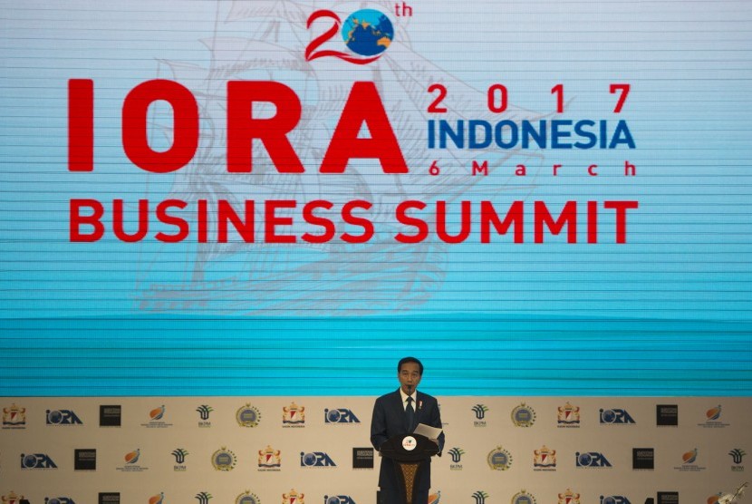 Presiden Joko Widodo memberi sambutan saat membuka Business Summit dalam rangkaian KTT IORA ke-20 tahun 2017 di Jakarta Convention Center, Jakarta, Senin (6/3). 