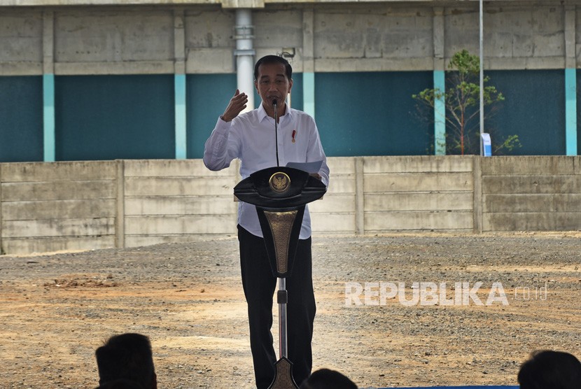 Presiden Joko Widodo memberi sambutan saat meresmikan pabrik baru polyethylene (PE) CAP di Cilegon, Jumat (6/12/2019). 