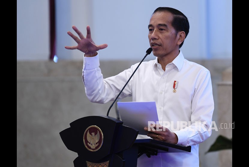 Presiden Joko Widodo memberi sambutan saat meresmikan pengoperasian Palapa Ring di Istana Merdeka, Jakarta, Senin (14/10/2019). 