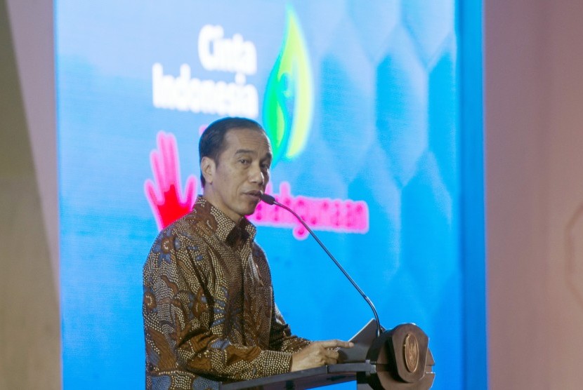 Presiden Joko Widodo memberi sambutan saat Pencanangan Aksi Nasional Pemberantasan Obat Ilegal dan Penyalahgunaan Obat di Lapangan Buperta Cibubur, Jakarta, Selasa (3/10). 
