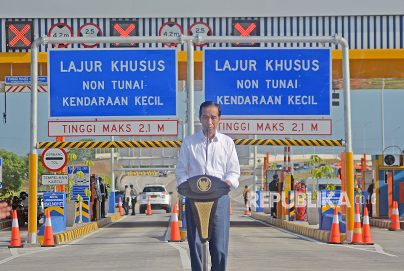 President Joko Widodo inaugurates Gempol-Pasuruan toll road section II at Pasuruan gate, East Java, Friday (June 22).