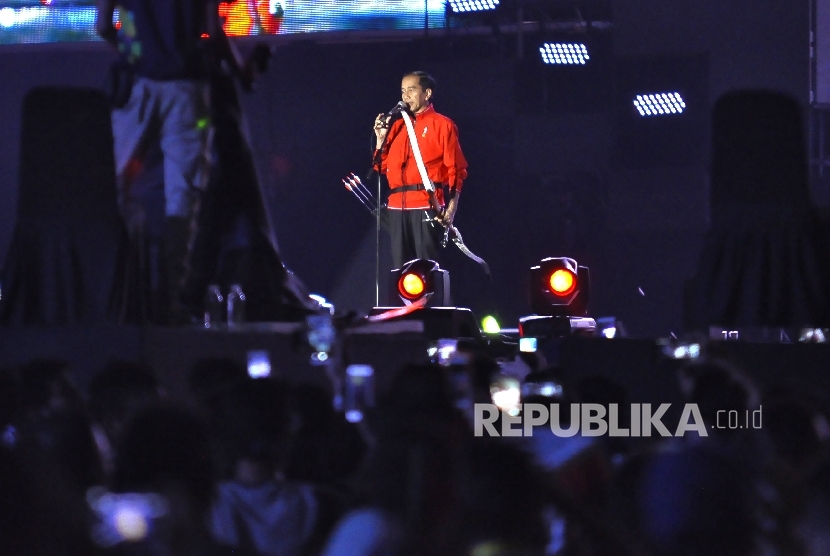  Presiden Joko Widodo memberi sambutan sekaligus membuka acara hitung mundur Asian Games 2018 di Monumen Nasional, Jakarta, Jumat (18/8).