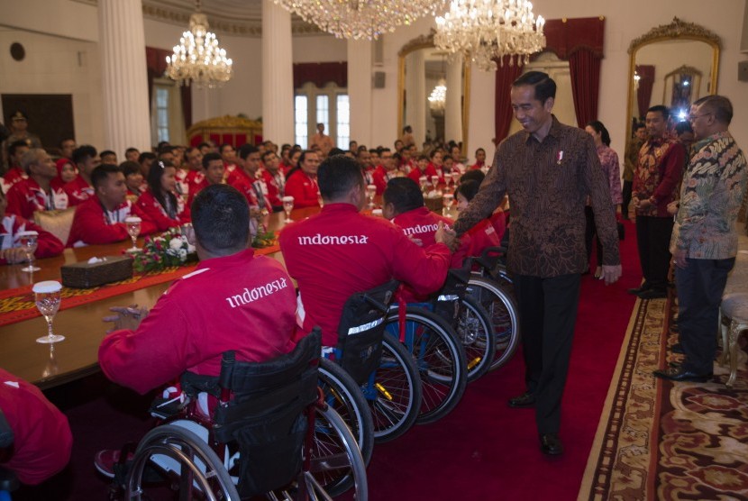 Presiden Joko Widodo memberi selamat kepada atlet yang telah berlaga dalam ajang ASEAN Paragames 2017 di Istana Negara, Jakarta, Senin (2/10). 