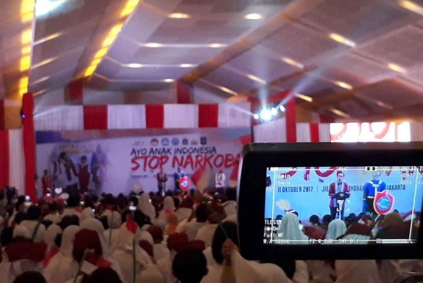 Presiden Joko Widodo memberikan arah kepada ratusan siswa sekolah dasar terkait bahaya narkoba di Jiexpo Kemayoran, Rabu (11/10). 