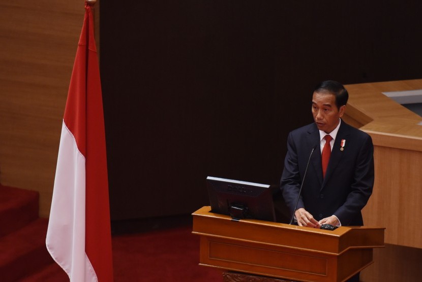 Presiden Joko Widodo memberikan arahan dalam rapat pimpinan TNI di Mabes TNI, Cilangkap, Jakarta, Senin (16/1). 