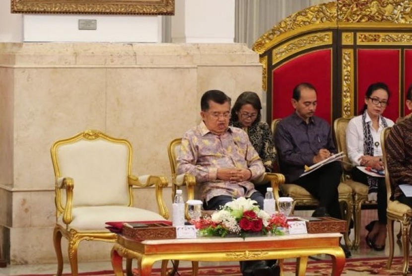Presiden Joko Widodo memberikan arahan dalam sidang kabinet paripurna, Senin (12/2).