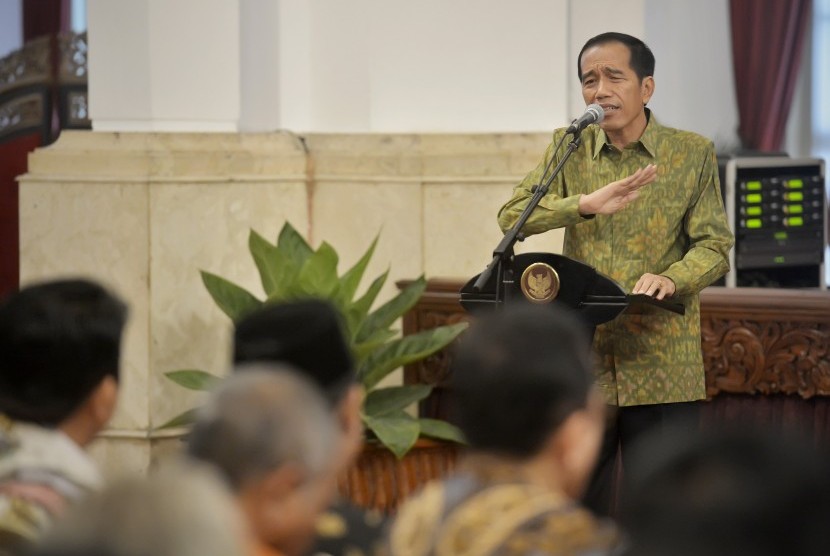 Presiden Joko Widodo memberikan arahan kepada kepala daerah dalam acara peresmian penutupan Musyawarah Rencana Pengembangan Nasional (Musrenbangnas) Tahun 2016 di Istana Negara, Jakarta, Rabu (11/5). 