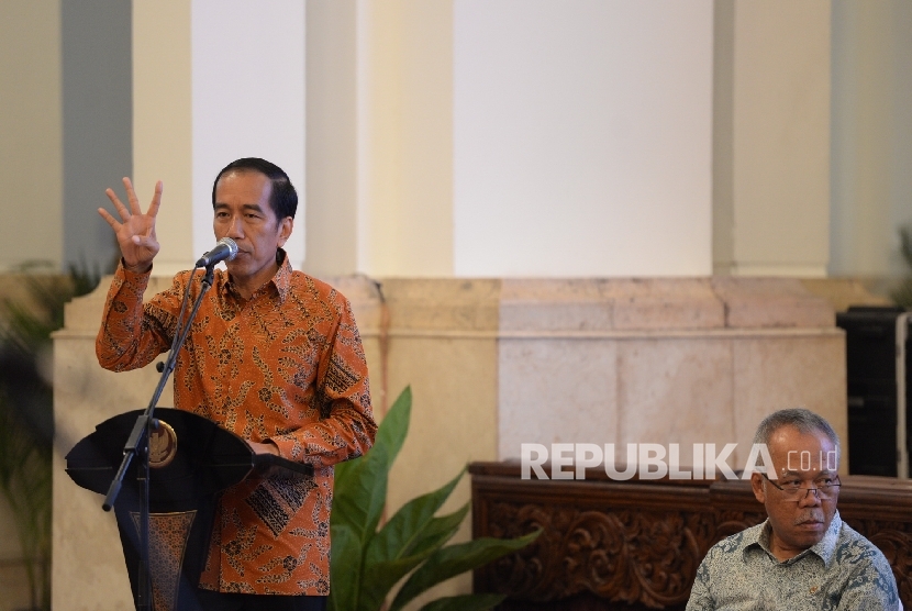 Presiden Joko Widodo memberikan arahan kepada kepala daerah hasil Pilkada serentak pada Rapat Kerja Pemerintah 2016 di Istana Negara, Jakarta, Jumat (8/4).  (Republika/Wihdan Hidayat)