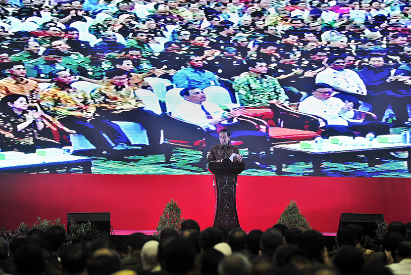Presiden Joko Widodo memberikan arahan kepada pemimpin lembaga tinggi negara dalam Rakornas Pemantapan Pelaksanaan Pilkada Serentak 2015 di Eco Park Ancol, Jakarta, Kamis (12/11).