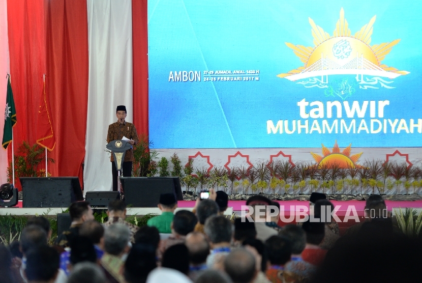 Presiden Joko Widodo memberikan arahan pada pembukaan Tanwir Muhammadiyah di Islamic Center Ambon, Maluku, Jumat (23/2).