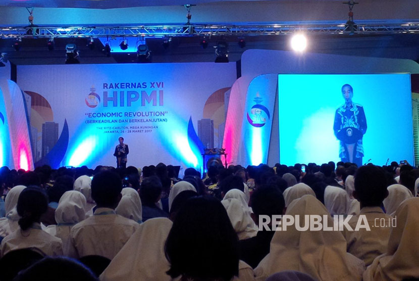 Presiden Joko Widodo memberikan arahan pada Rakernas HIPMI ke 16 dengan tema Economic Revolution di Hotel Ritz Carlton, Senin (27/3).