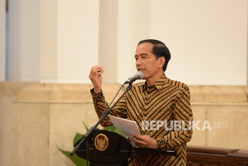 Presiden Joko Widodo memberikan arahan saat acara Pencanangan Sensus Ekonomi 2016 di Istana Negara, Jakarta, Selasa (26/4). (Republika / Wihdan)