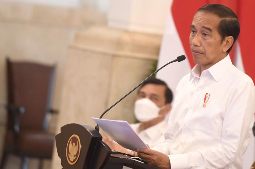 Presiden Joko Widodo (Jokowi) memberikan arahan saat memimpin rapat kabinet paripurna di Istana Negara, Jakarta Pusat.