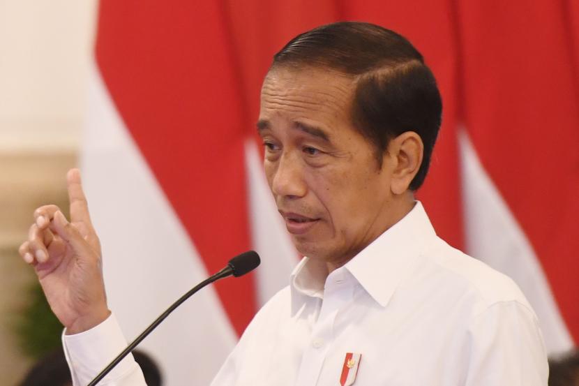 Presiden Joko Widodo memberikan arahan saat memimpin rapat kabinet paripurna di Istana Negara, Jakarta, Senin (20/6/2022). Rapat kabinet paripurna tersebut membahas antisipasi krisis pangan dan energi. 