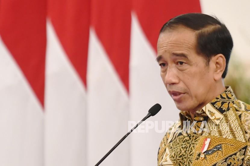 Presiden Joko Widodo (Jokowi) menyerahkan Daftar Isian Pelaksanaan Anggaran (DIPA) dan buku daftar alokasi transfer ke daerah dan Dana Desa tahun 2022 di Istana Merdeka, Jakarta, Senin (29/11).