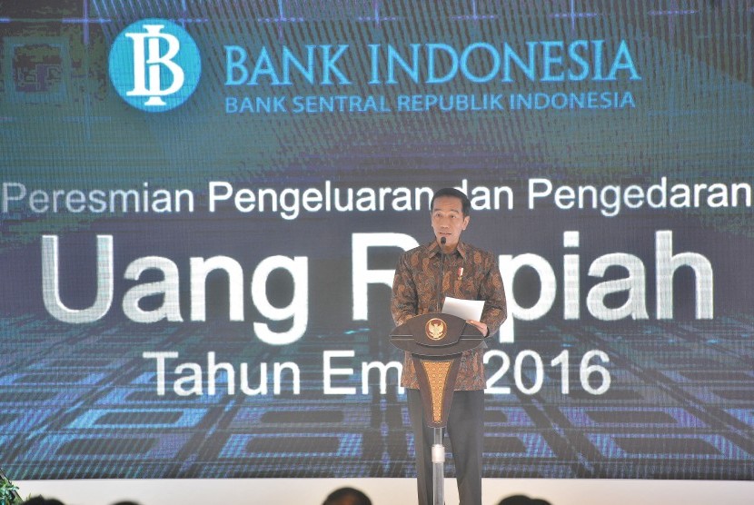 Presiden Joko Widodo memberikan arahan saat peluncuran uang rupiah kertas dan logam tahun emisi 2016 di Gedung Bank Indonesia, Jakarta, Senin (19/12).