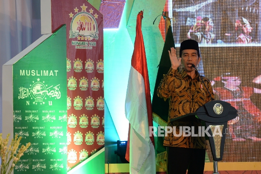  Presiden Joko Widodo memberikan arahan saat pembukaan Kongres Muslimat NU ke-17 di Jakarta, Kamis (24/11).