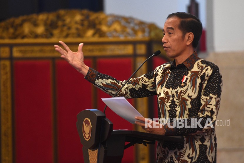 Presiden Joko Widodo memberikan arahan saat Rakornas Pengendalian Kebakaran Hutan dan Lahan (karhutla) Tahun 2019 di Istana Negara, Jakarta, Selasa (6/8/2019).