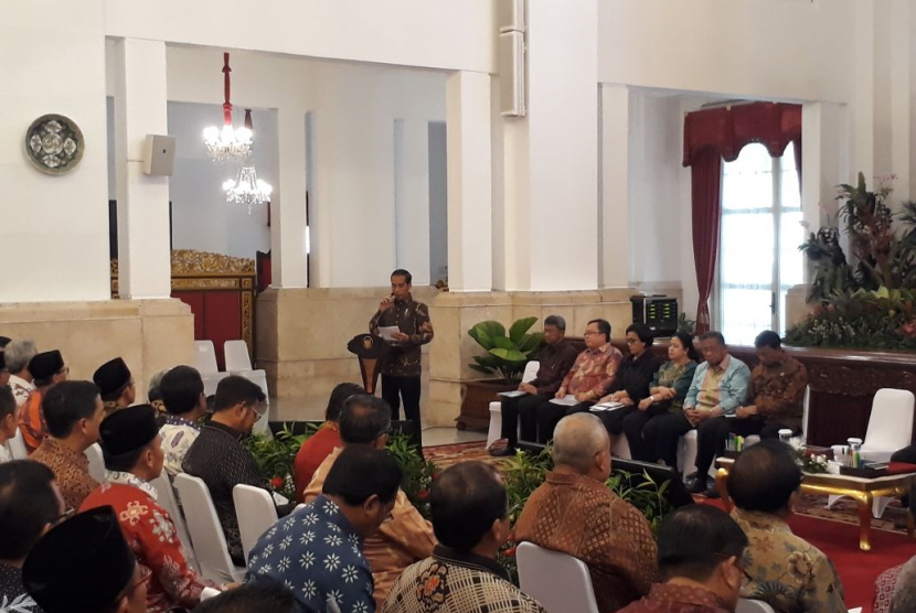 Presiden Joko Widodo memberikan arahan terkait Permen 91/2017 terkait kemudahan berusaha, di Istana Negara, Jakarta (24/10). 
