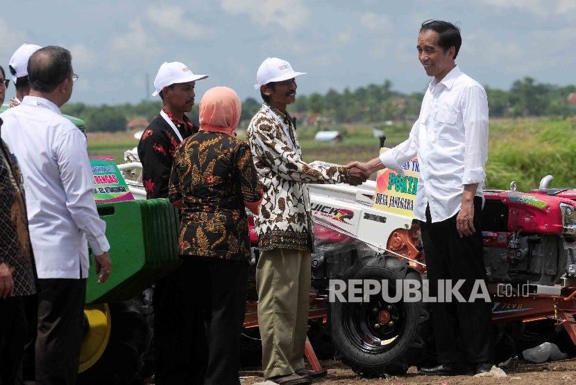  Presiden Joko Widodo memberikan bantuan traktor sawah kepada para petani saat peluncuran Program Sinergi Aksi untuk Ekonomi Rakyat di Desa Larangan, Kecamatan Larangan, Brebes, Jawa Tengah, Senin, (11/4).  (Republika/Agung Supriyanto)