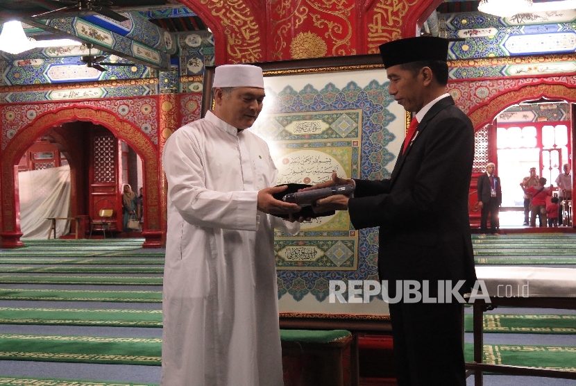 Presiden Joko Widodo memberikan cendera mata kepada imam Masjid Niujie, Beijing, Ali Yang Gunjun, Ahad (14/5).
