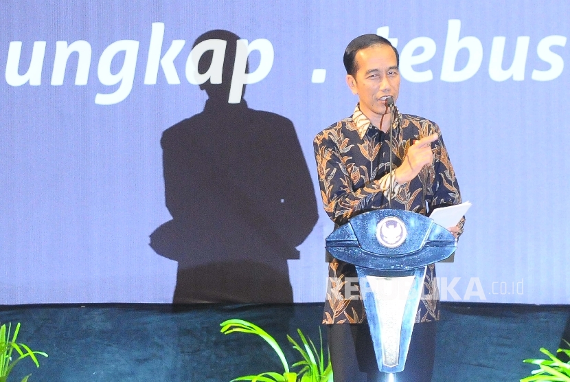  Presiden Joko Widodo memberikan himbauan kepada para wajib pajak sambutannya dalam farewall amnesty pajak di jakarta International Expo (JIExpo), Kemayoran, Jakarta, Selasa (28/2). 