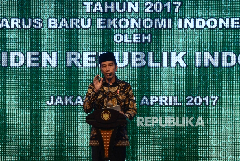 Presiden Joko Widodo memberikan kata sambutan sekaligus arahan sebelum membuka Kongres Ekonomi Umat 2017 di Jakarta, Sabtu (22/4)