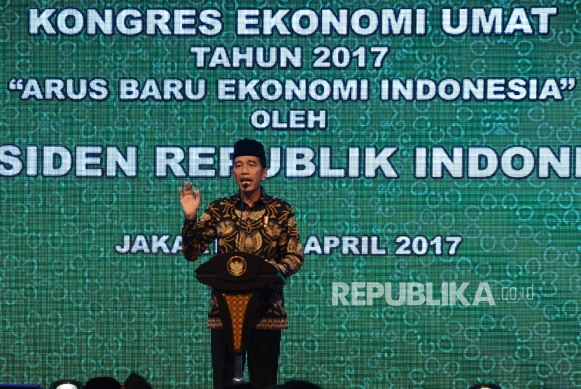Presiden Joko Widodo memberikan kata sambutan sekaligus arahan sebelum membuka Kongres Ekonomi Umat 2017 di Jakarta, Sabtu (22/4). 