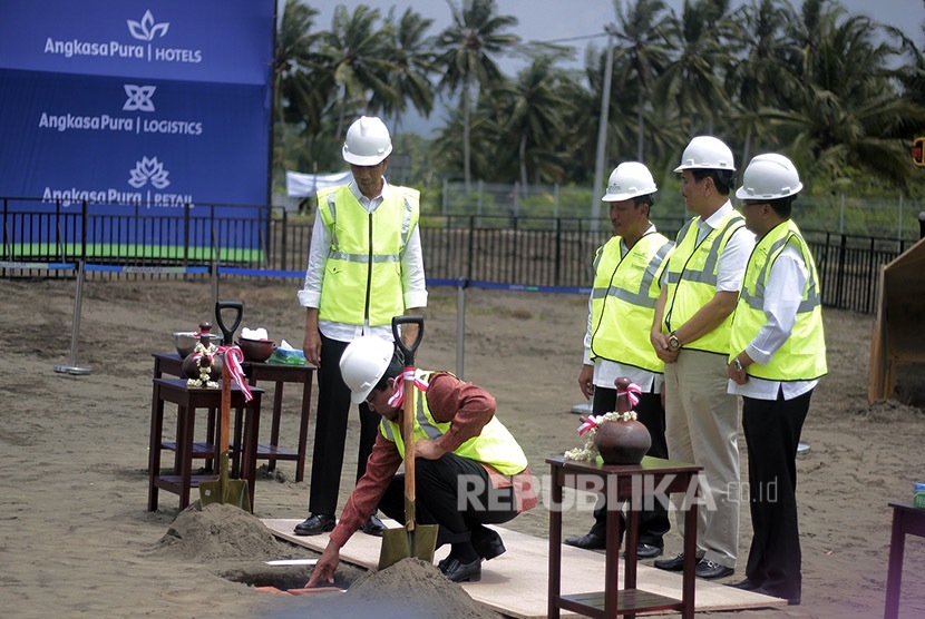 Gubernur DIY SRI SULTAN HB X meletakan batu pertama pembangunan New Yogyakarta Internasional Airport (NYIA) di Temon, Kulonprogo, DI Yogyakarta, Jumat (27/1). 