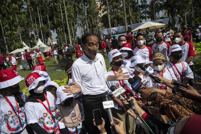 Presiden Joko Widodo memberikan keterangan kepada wartawan seusai menghadiri puncak peringatan Hari Anak Nasional 2022 di Kebun Raya Bogor, Jawa Barat, Sabtu (23/7/2022). Kegiatan puncak peringatan Hari Anak Nasional 2022 tersebut mengangkat tema Anak Terlindungi, Indonesia Maju. 