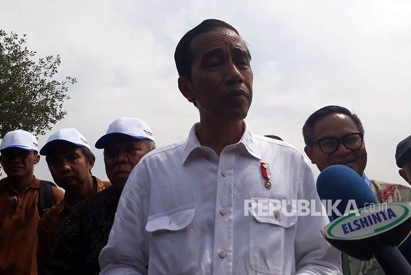 Presiden Joko Widodo memberikan keterangan pers pada peresmian revitalisasi tambak udang di Kabupaten Bekasi, Rabu (1/11). 