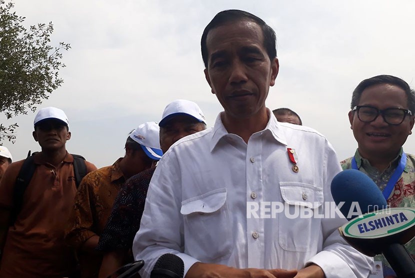 Presiden Joko Widodo memberikan keterangan pers pada peresmian revitalisasi tambak udang di Kabupaten Bekasi, Rabu (1/11). 