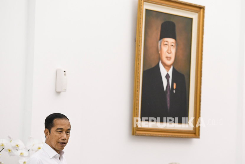 Presiden Joko Widodo memberikan keterangan pers terkait COVID-19 di Istana Bogor, Jawa Barat, Senin (16/3/2020).(Antara/Hafidz Mubarak)