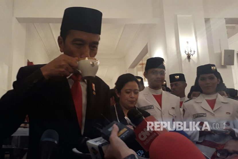 Presiden Joko Widodo memberikan keterangan pers terkait pentingnya mengolah produk kopi, Selasa (15/8).