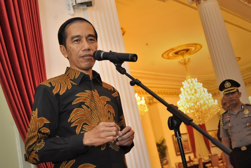  Presiden Joko Widodo memberikan keterangan pers terkait proses sidang Mahkamah Kehormatan Dewan (MKD) DPR RI di Istana Negara, Jakarta, Selasa (15/12). (Antara/Yudhi Mahatma)