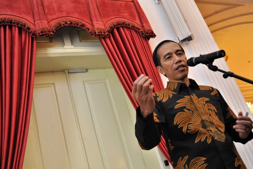 Presiden Joko Widodo memberikan keterangan pers terkait proses sidang Mahkamah Kehormatan Dewan (MKD) DPR RI di Istana Negara, Jakarta, Selasa (15/12).  (Antara/Yudhi Mahatma)